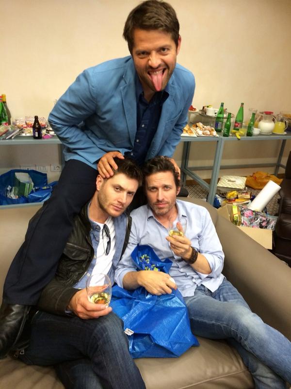 ...something is very, very wrong here. <a href="/RobBenedict/">Rob Benedict</a> <a href="/mishacollins/">Misha Collins</a> #dontlooknowbutMishaisdoingunholythingstoyourheads