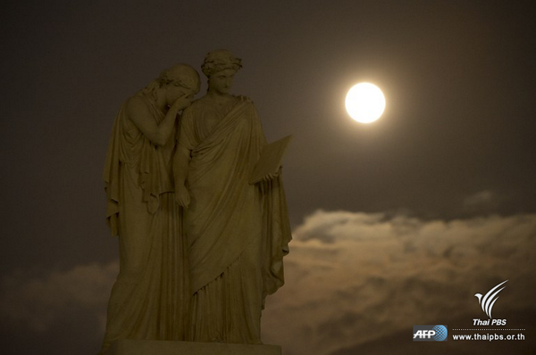 ThaiPBS's tweet photo. รวมภาพซูเปอร์มูน (SuperMoon) จากทั่วโลก (10 ส.ค. 2557) (ดูอัลบั้มภาพได้ที่ http://t.co/JMSV9Lm8b0) #ThaiPBS http://t.co/XHuhyDD4eP