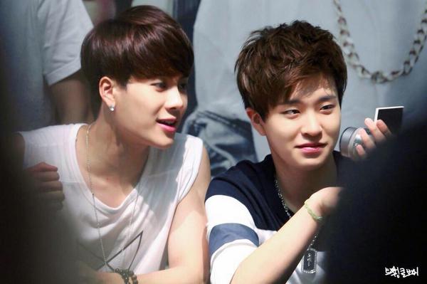 makemeproud17's tweet photo. ชอบแจ็คแจ ฮาดี อยู่ด้วยกันพากันสติออบซอ แต่มองแล้วน่ารัก 555555555555555555555555555555555555555 #JackJae #wangjae http://t.co/abVv8I0Ya7