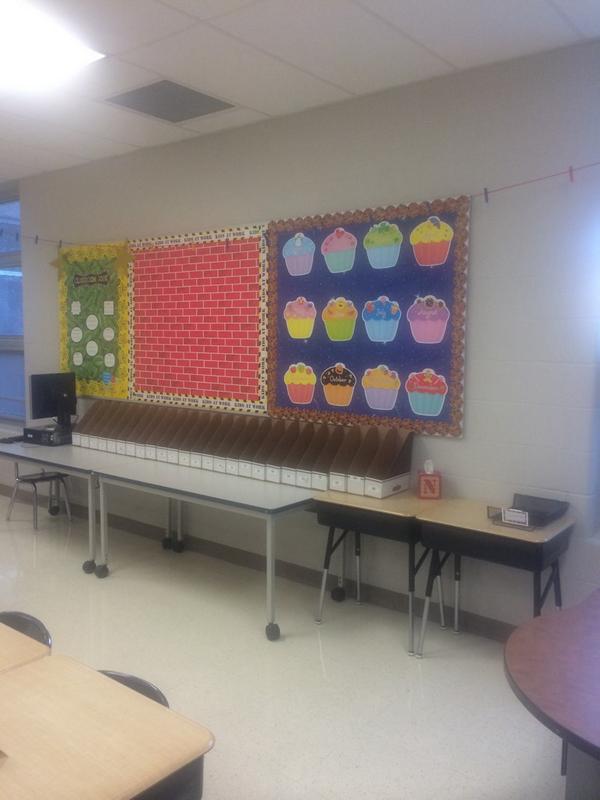 lindsambrosia's tweet image. Room 424 is ready for students!