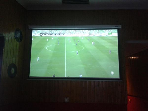 Todo preparado para empezar a disfrutar del fútbol en una pantalla de 103". No faltes
