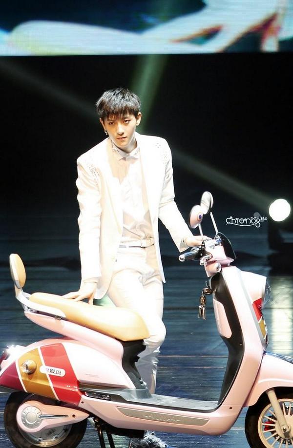 ChronosTAO's tweet photo. #exo #huangzitao #tao #타오 #タオ TAO is able to make everything around him sexy, even a bicycle. Aima fanmeeting. http://t.co/WMS5tbcnKs