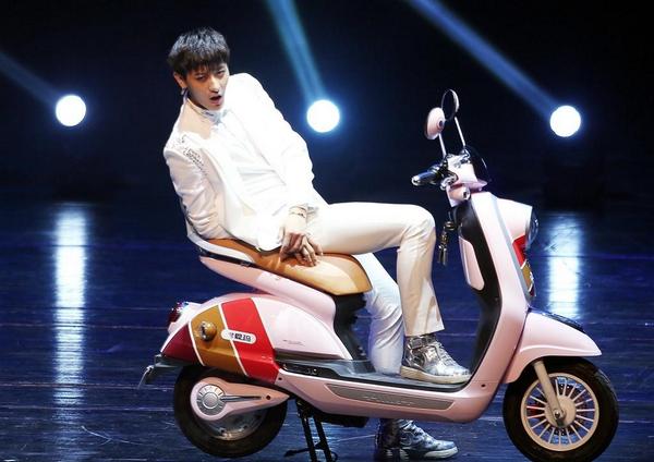ChronosTAO's tweet photo. #exo #huangzitao #tao #타오 #タオ TAO is able to make everything around him sexy, even a bicycle. Aima fanmeeting. http://t.co/WMS5tbcnKs