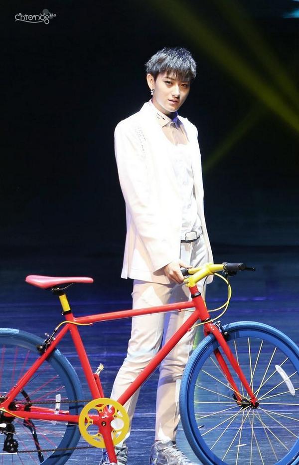 ChronosTAO's tweet photo. #exo #huangzitao #tao #타오 #タオ TAO is able to make everything around him sexy, even a bicycle. Aima fanmeeting. http://t.co/WMS5tbcnKs