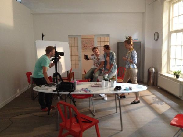 Lukkien's tweet photo. Behind the scenes bij de #sfeerfotografie voor het digitale lifestyle-accessoire merk #Trust! #GraphigDesign #Studio http://t.co/DTbbXToDos
