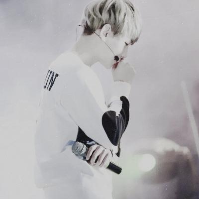exo___cy_'s tweet photo. 더 많이 사랑하는 것 외에 다른 사랑의 치료약은 없다. 

@HH__E 치료약 투척 사랑해 http://t.co/nfZFh1OCkF