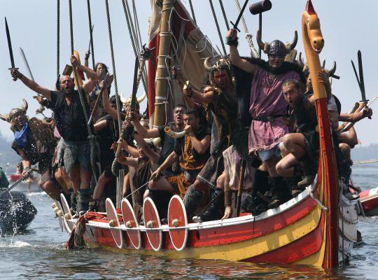 Викинги нападение. Викинг дракар битва. Набеги викингов. Битва викингов на кораблях.