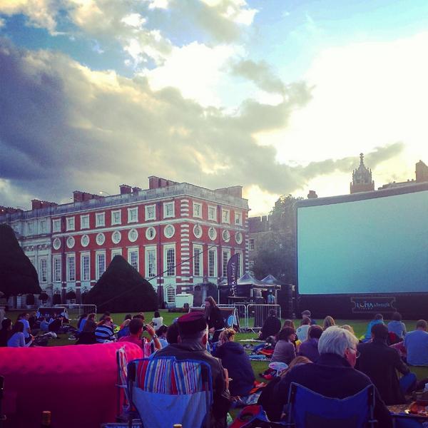 dinkididi's tweet photo. Casablanca @lunacinema @BenefitUK #openaircinema #classicglamour http://t.co/0G1NCzocna