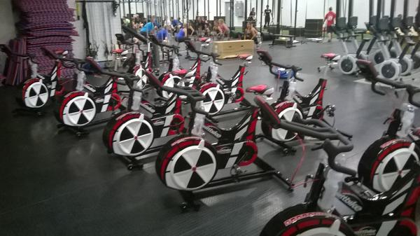 LTurto's tweet photo. Nyt kelpaa treenata 10x Wattbike, 10xSkiergo, 15xSoutulaite ja tietysti juoksusuora #poltesali http://t.co/9EMFc65Bam