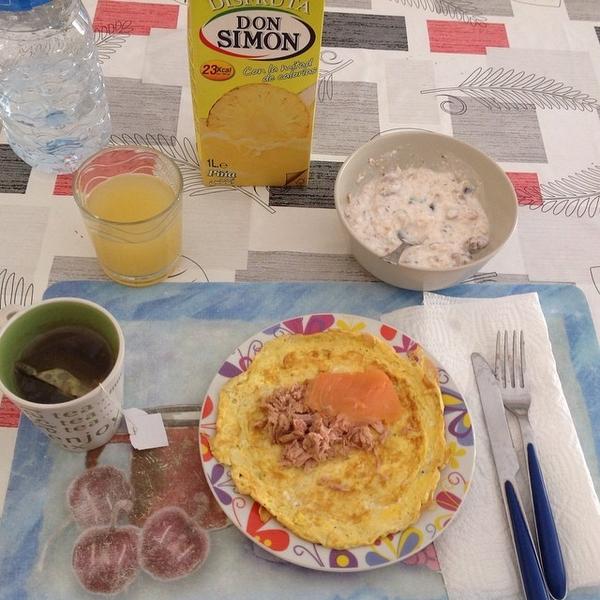 mediterraneanfo's tweet photo. healthy brekfst, 2 eggs,slmon,tunfish,green tea , 0fat yugourt with almonds, cocao, 3spoons of oat bran poudre,an... http://t.co/IUYtSdvxsx