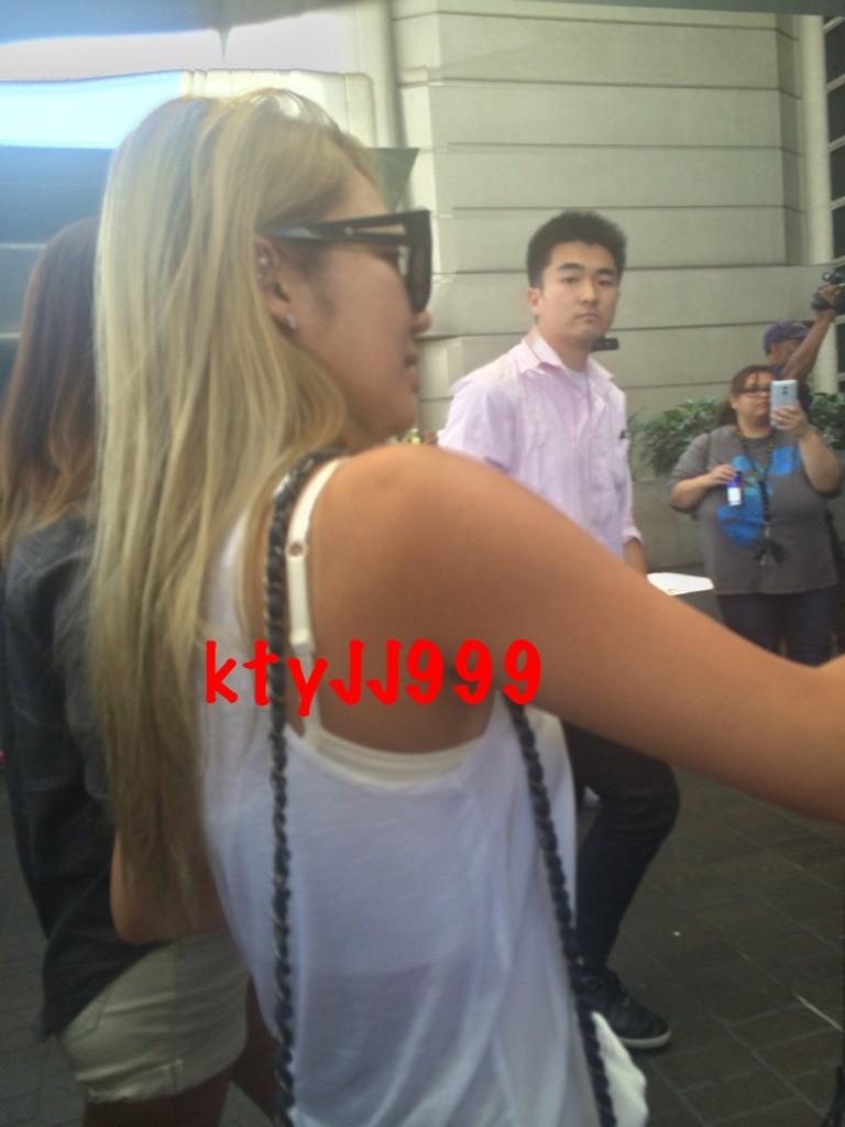 [PIC][07-08-2014]SNSD khởi hành đi LA để tham dự "KCON 2014" vào hôm nay - Page 5 Bux_4XJCEAASx1X
