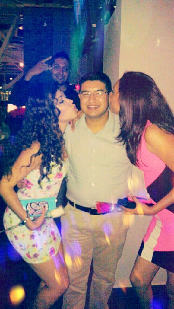 GipsyHL's tweet photo. #Friendoos  #Finesito #BecauseImHappy #Muthas #Cheers http://t.co/yzHOiUt5Nd