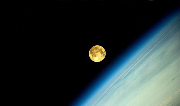 repubblica's tweet photo. Il "tramonto" della grande luna visto dall'ISS [FOTO] http://t.co/itA66gtJ0d http://t.co/jjFr5ievQh