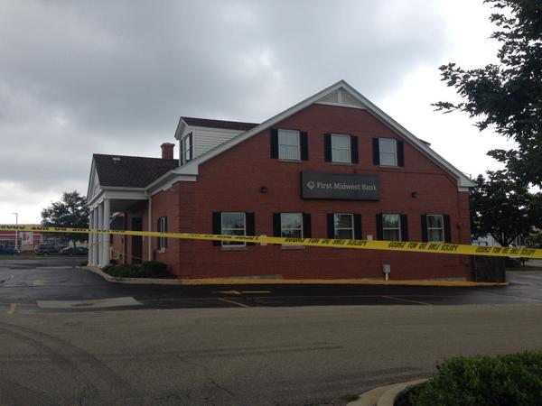 Nesitakwan's tweet photo. at the scene of a bank robbery in Bolingbrook. FBI en route, police surrounding the area http://t.co/AsEskfHupq