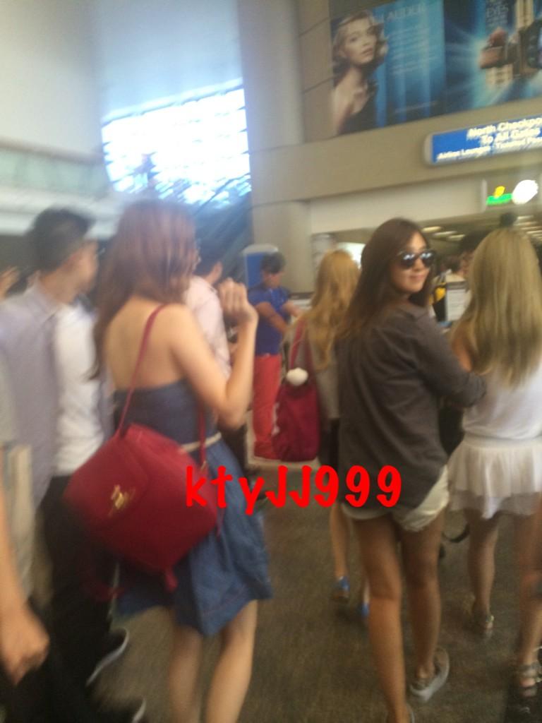 [PIC][07-08-2014]SNSD khởi hành đi LA để tham dự "KCON 2014" vào hôm nay - Page 5 Buy9MeLCEAElZF6