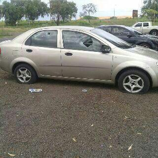 VillcaFDEZ's tweet photo. #sidor #GNB rompen carros de empleados de sidor en estacionamiento tal como en  febrero hacia en los apartamentos http://t.co/sGa1HNUCSe