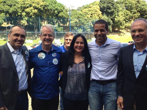 DepRosedFreitas's tweet photo. Mais cedo, recebemos o apoio do prefeito de Cariacica, Juninho, para a nossa candidatura. #rosedefreitassenadora156 http://t.co/nYEG0ll0xP