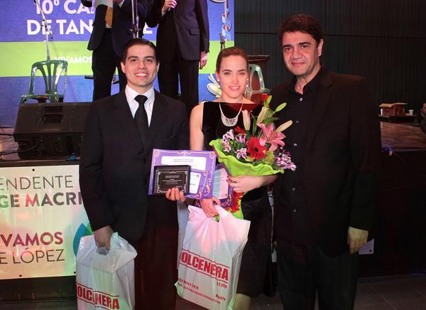 DesireTango's tweet photo. Alejandro y Fernanda and the Head of Government Jorge Macri, at the awards ceremony-Vte.López-Buenos Aires-Argentina. http://t.co/G9UPfS03Ur