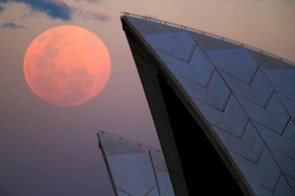 pixelflash's tweet image. A super moon rises behind the Sydney Opera House in Sydney, Australia #amazing #redplanet #supermoon #outterspace