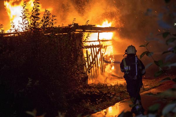 rob_engelaar's tweet photo. Uitslaande #brand in grote #schuur #kalanderstraat #Geldrop. Pand helemaal uitgebrand. http://t.co/24qGCTGrrb