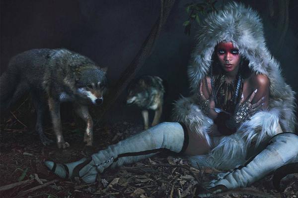 FashionOneESP's tweet photo. @rihanna hechiza bajo concepto tribal, como portada e historia principal de @wmag Septiembre. http://t.co/sLC6nLZRdI