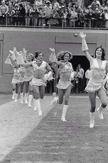 ZMyersOfficial's tweet image. RT @DamonJOfficial: Robin, cheering for the Denver Broncos in 1980 #RIPRobinWilliams