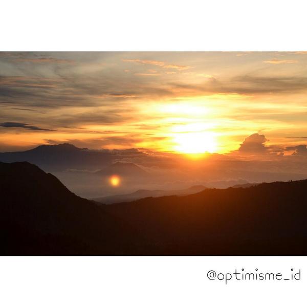 optimisme_id's tweet photo. Sunrise di gunung bromo indonesia.
#beautifullindonesia http://t.co/iQnTVJvfgc