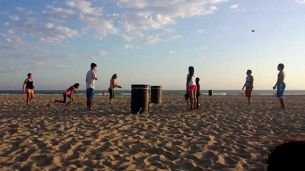 sammeebear161's tweet photo. Family Volleyball! #noNETneeded #ghetto http://t.co/CGF2pVYGhA