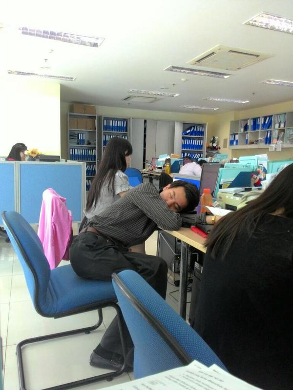 OpiQ_24's tweet photo. Yg pnya kantor lagi tidur ! http://t.co/XU7Cq59qhb