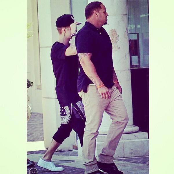 biebersmaniabr's tweet image. "Eu trabalho duro por minha família... As pessoas deveriam cuidar de suas coisas e me deixar trabalhar" - Hugo via IG