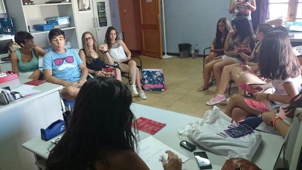 LazarilloTeatro's tweet photo. Ultimando detalles con nuestros azafitcfatos.¡Mañana comenzamos! #40FITC http://t.co/WLf8ZCLUQy