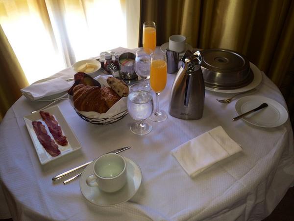 selenis_leyva's tweet image. Ok food and more bubbly #morninginLA #thedayafteremmysbreakfast😁 cheers