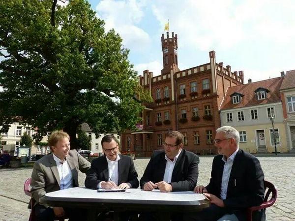 SteinekeCDU's tweet photo. Unterzeichnung der #Kyritzer Erklärung durch #CDU gegen die Zwangsfusion der Landkreise #OPR und #Prignitz http://t.co/rzvqITal7R