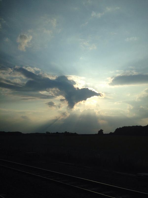 Laila_1503's tweet photo. Ninja cloud Reading to Slough view from my train journey @FGW a very rare moment :) http://t.co/9dYqlF5UWN