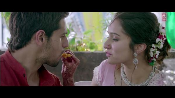 narang_shobhit's tweet photo. Ek Villain Mashupπ Dese 2 Make it even better! #aishaaa #guru ππ http://t.co/q0byyAPgnt