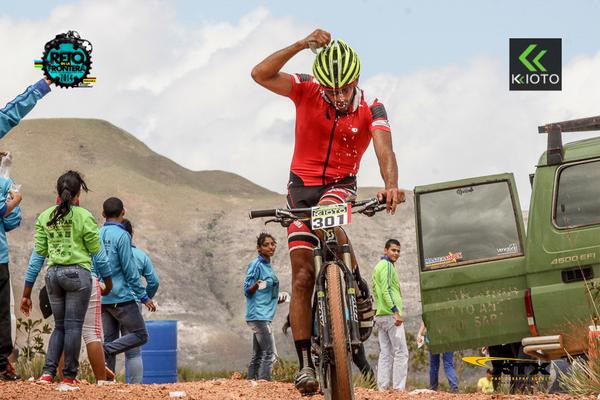 TiendasKioto's tweet photo. Recuperando el ánimo y la energía, los #ciclistasMTB se refrescan como pueden @Reto_Frontera 2014 #Ánimo @pataypedal http://t.co/pDv31GSI69
