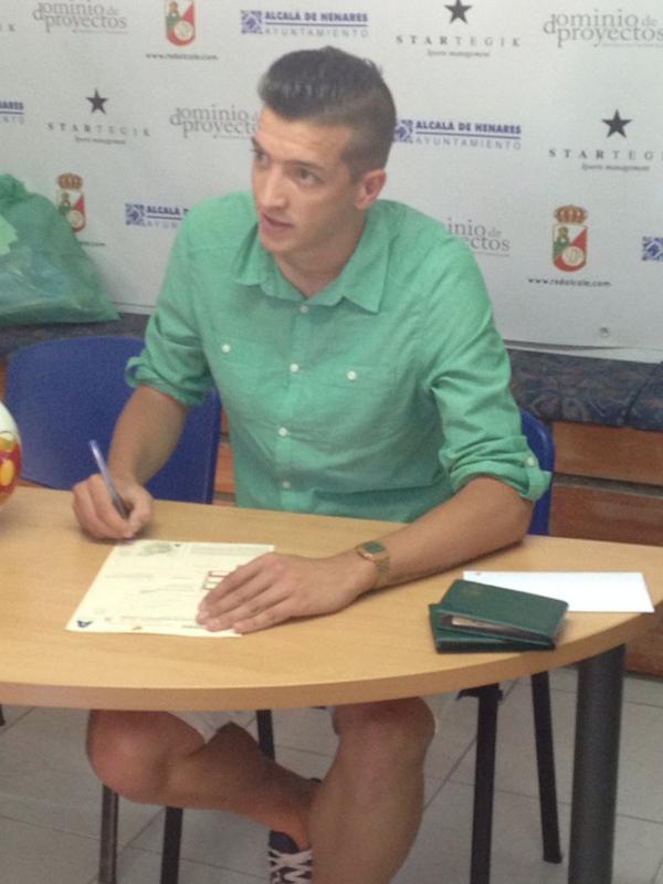 rsda_oficial's tweet photo. Herreros firma su contrato como jugador del primer equipo. http://t.co/cQPetjenaf