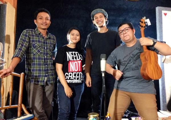 TheBackyardLive's tweet photo. Done recording for 2nd EP! 😄 http://t.co/mIvxAaytrM