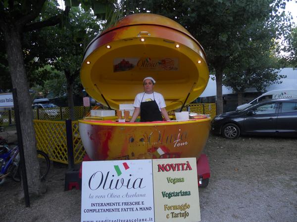 DAASRL's tweet photo. Monica e Salvatore presso camping Villa Elena Villa rosa.
Fans di Olivia la vera oliva ascolana http://t.co/XuiWZeSGdp