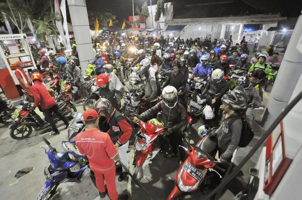 Antrean motor di SPBU