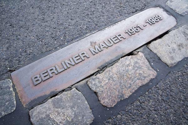 dr_mazur's tweet photo. Liebe Schüler! Am Freitag sehen wir einen Dokumentar über die Berliner Mauer. Was weißt du darüber? 25 Jahre her! http://t.co/sRkITTGSuH