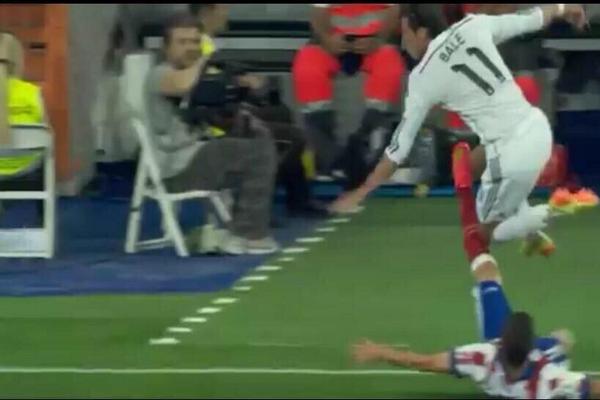 moutopor's tweet image. @juanma_rguez esta es la.agresion de CR7