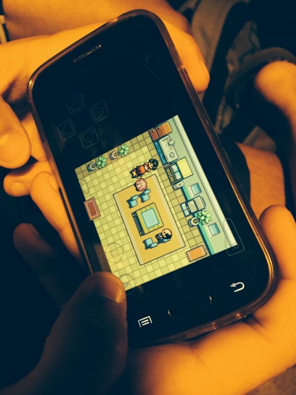 VaqueroMA's tweet photo. Nada mejor q jugar al pokemon en mitad de la reunión de la Peña 😂😂😂😂 @MajoraN64 👾👾🎮🎮 http://t.co/oNhDDo2rw3