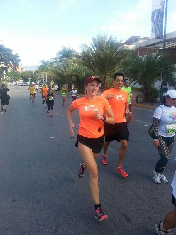 AndreaMatthies's tweet photo. En la recta final junto a @leoaldana del #10K de #ATuSalud, usando nuestras camisas #GaboRun de @gabriellebouvat http://t.co/hUAOtrPS39
