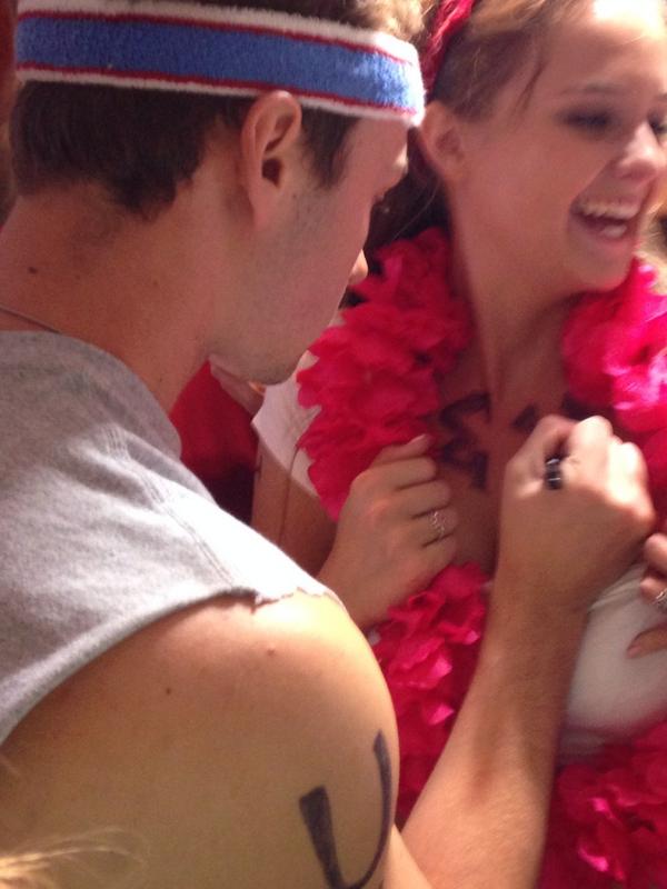 TheShotDrDrake's tweet photo. Jeff Wilson doing Jeff Wilson things #SigningBoobs π http://t.co/wziXzdwFOo