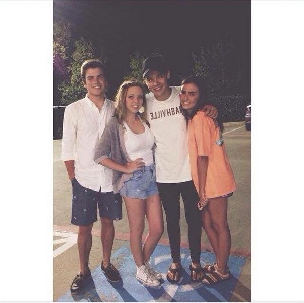 OneDirectionSHM's tweet photo. Harry with fans in Dallas. http://t.co/jnewyzZJMz