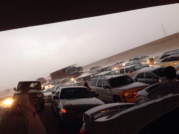 FAHAD_1322's tweet photo. توقف طريق الطائف -- الرياض السريع قبل قليل بسبب الأمطار والبرد عند كبري العرفاء 
-
عبر
@151_alotaibi http://t.co/8JX7oqsvqZ