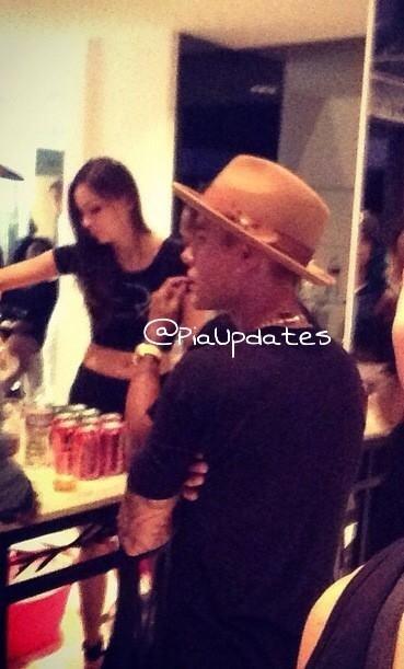 biebersmaniabr's tweet photo. #4 Justin na festa de Chris Brown e Pia Mia, em Los Angeles - 24/08: http://t.co/baKtkwHQUM http://t.co/Xci4ZrCWBj