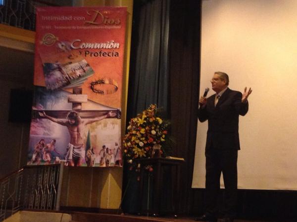 Pastor Sandoval dando la meditación en el#5to seminario de enriquecimiento espiritual.