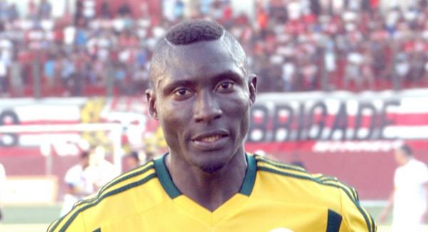 antena3com's tweet photo. Fallece un jugador de la liga argelina tras recibir una pedrada desde la grada
http://t.co/vKUXPF1rrN http://t.co/pH1X91MTAN